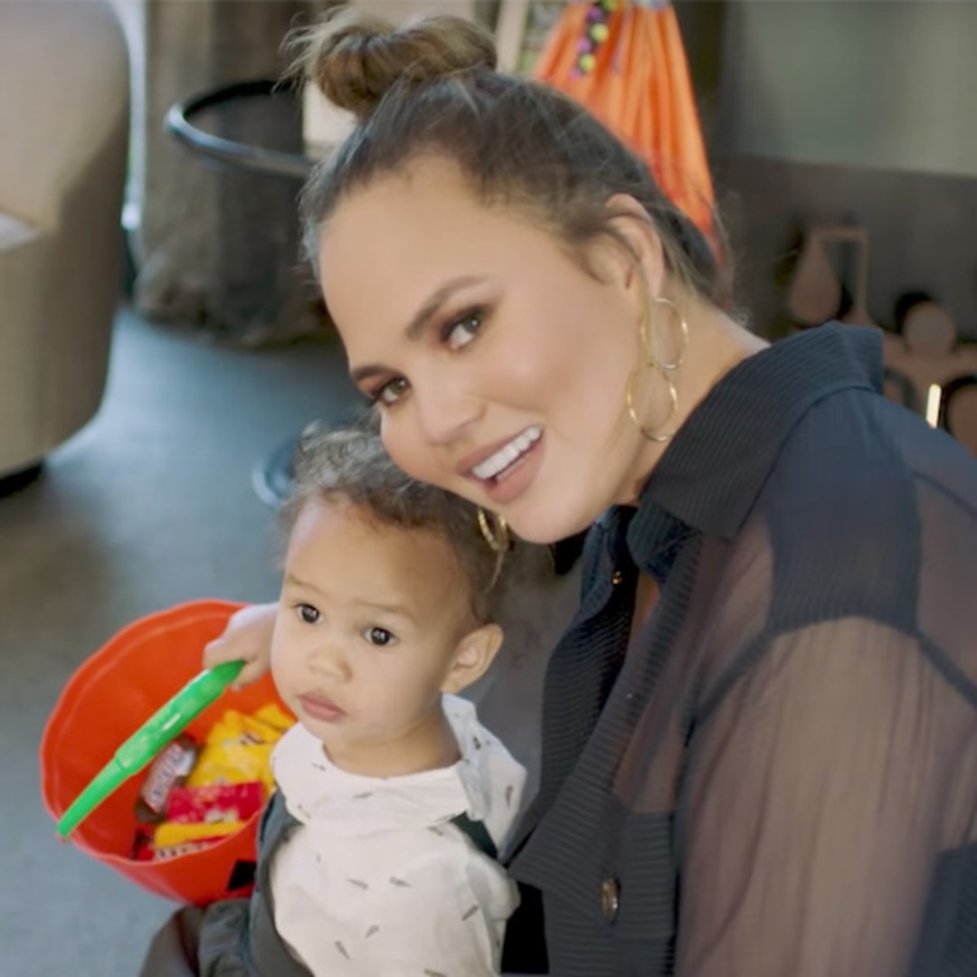 See Chrissy Teigen Answer 73 Questions For Vogue Luna S Cameo E Online Ca
